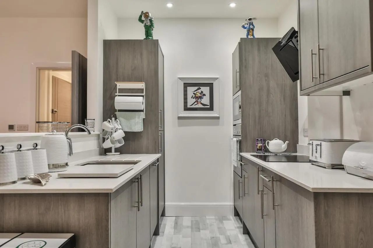 The Monroe - 2Nd Floor - Luxury For Up To 4 Guests Near Open Air Theatre And North Bay Apartment Scarborough