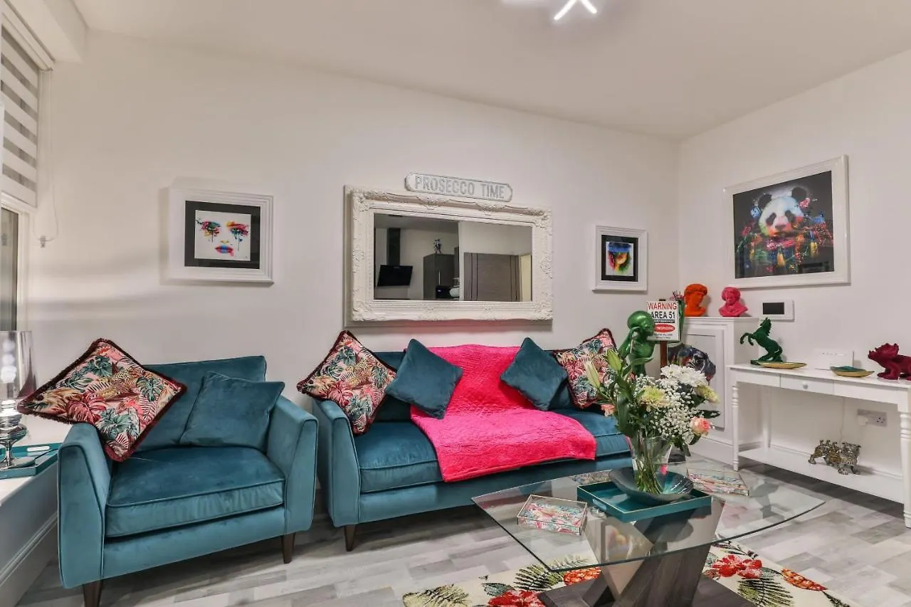 The Monroe - 2Nd Floor - Luxury For Up To 4 Guests Near Open Air Theatre And North Bay Lägenhet Scarborough