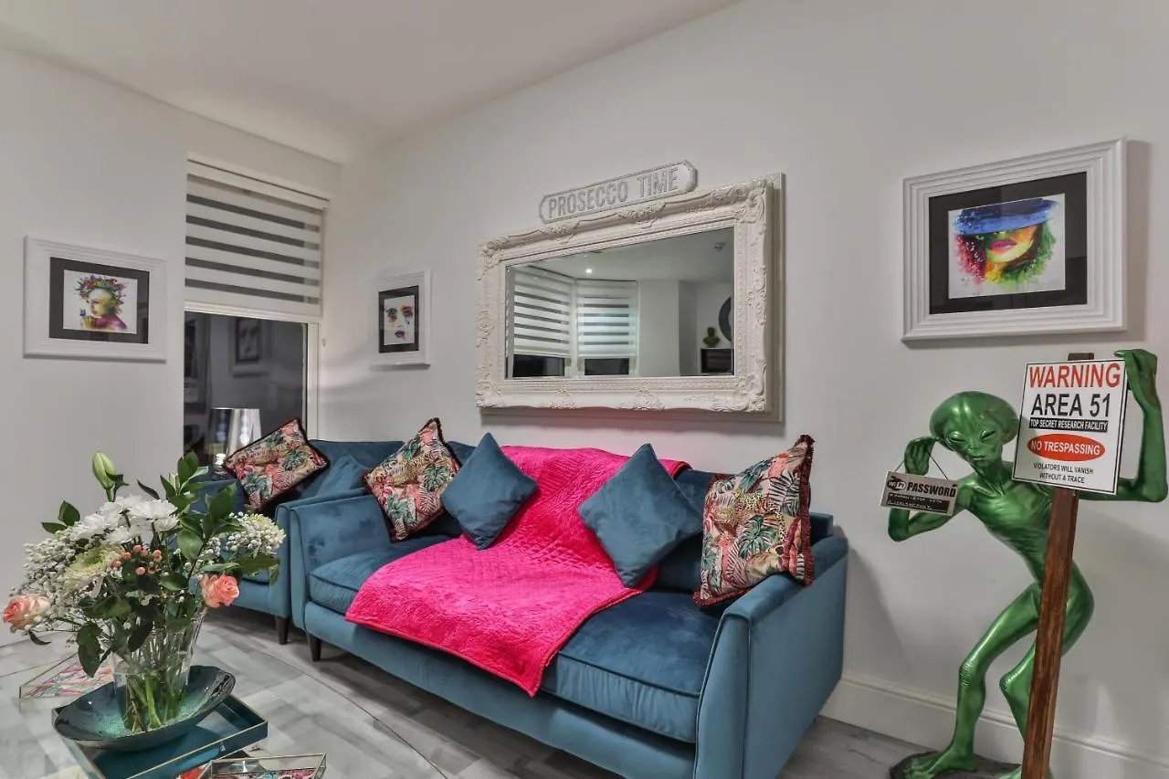The Monroe - 2Nd Floor - Luxury For Up To 4 Guests Near Open Air Theatre And North Bay Lägenhet Scarborough Storbritannien