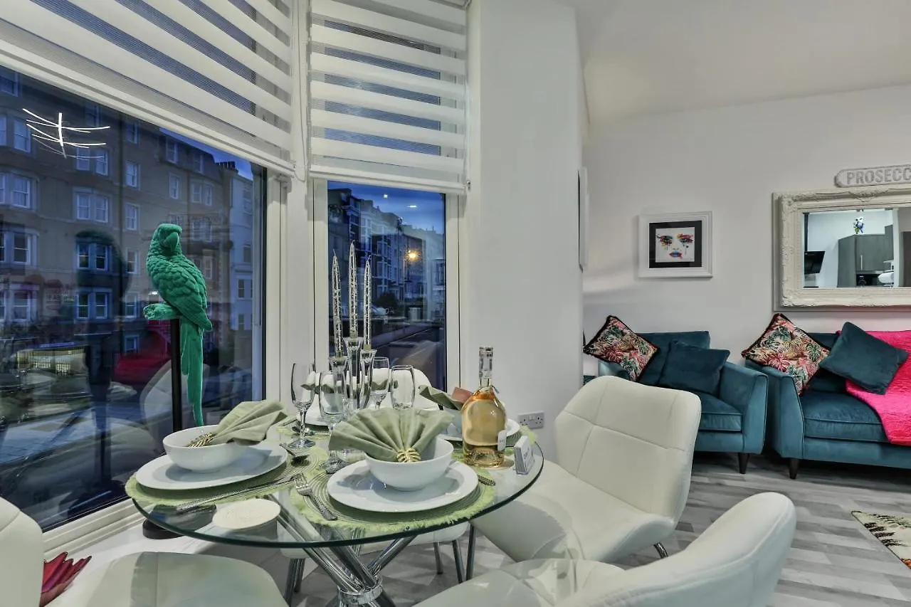 The Monroe - 2Nd Floor - Luxury For Up To 4 Guests Near Open Air Theatre And North Bay Lägenhet Scarborough