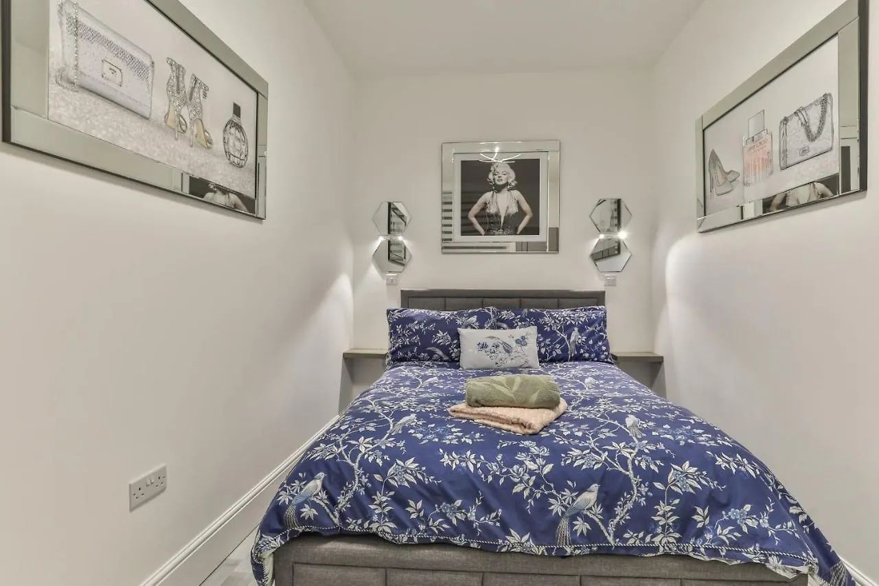 Apartment Ferienwohnung The Monroe - 2Nd Floor - Luxury For Up To 4 Guests Near Open Air Theatre And North Bay Scarborough