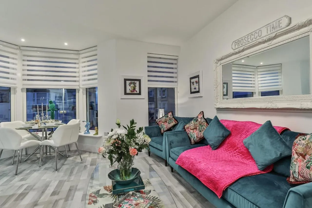 Ferienwohnung The Monroe - 2Nd Floor - Luxury For Up To 4 Guests Near Open Air Theatre And North Bay Scarborough Apartment
